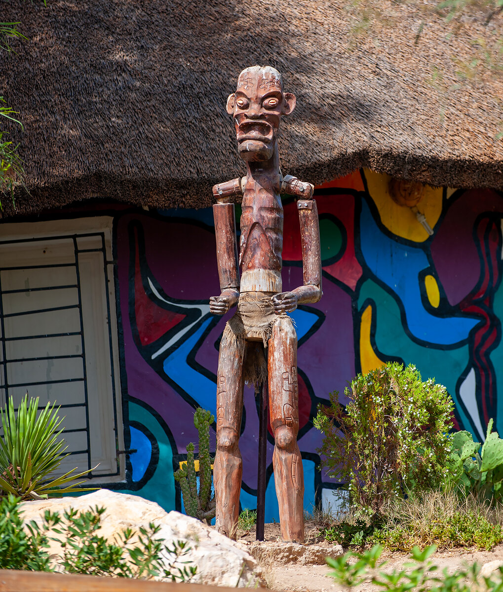 На входе меня встречали вот такие экзотичные товарищи, в отличие от наших медведей деревянных)))