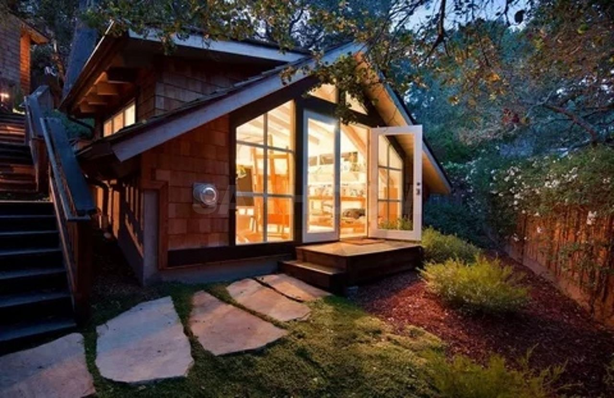Домик. Маленький домик. Красивый домик. Маленький деревянный домик. Уютный дачный домик.