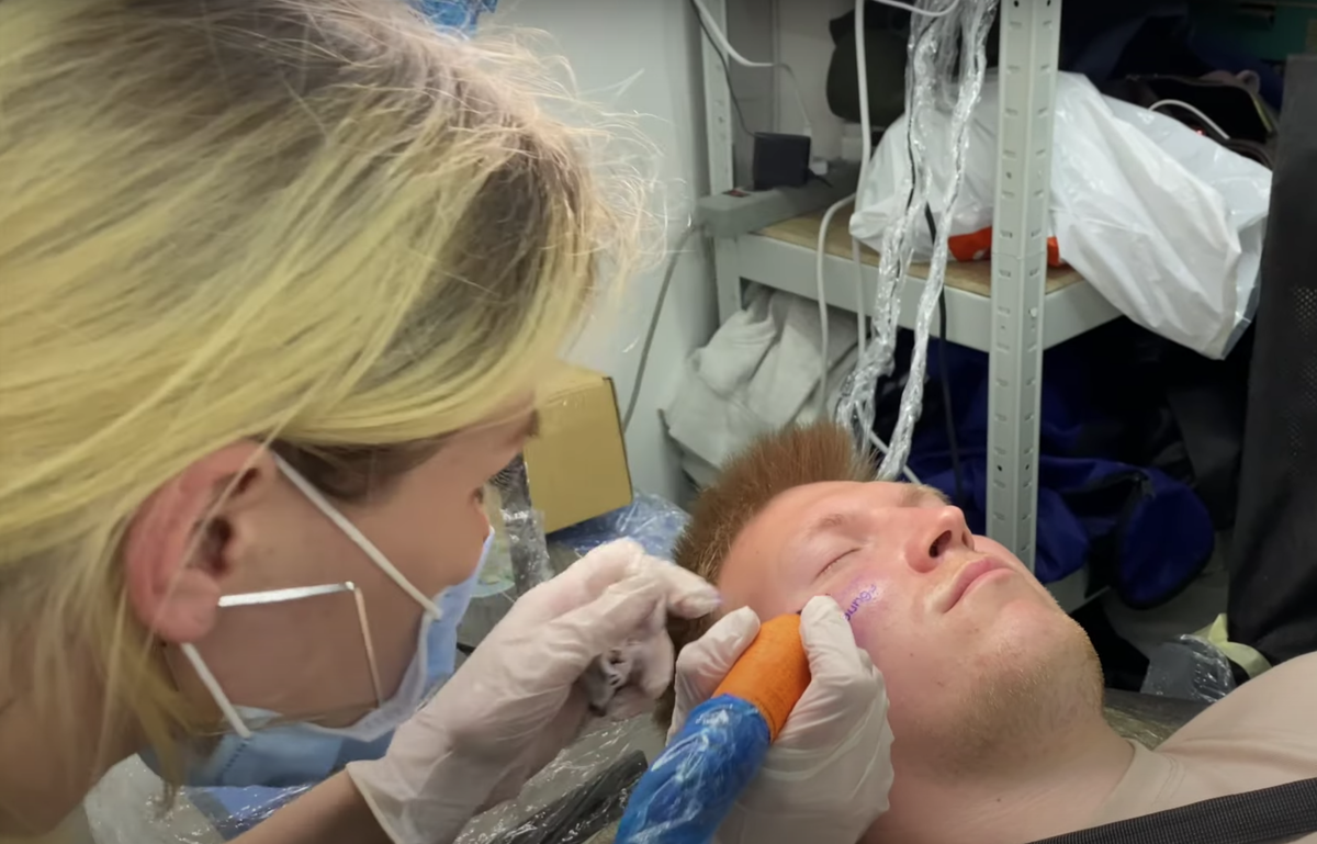 Тату на лице за iPhone 12