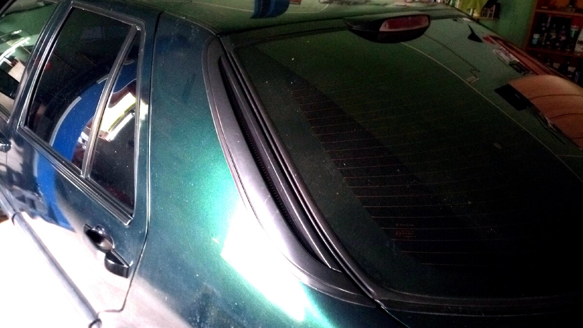 На некоторых машинах (особенно старых) отвод воздуха сделан через "жабры" в задних стойках. Кстати, всем известный пример - наши старые ВАЗы и ГАЗы. Помните эти решёточки? Вот это вытяжка.