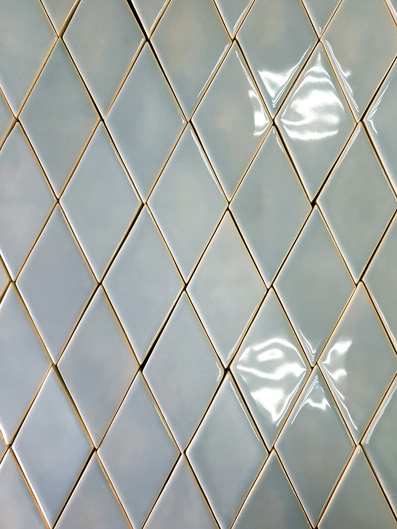 Небольшой разнотон в плиточках почти не заметен, но создает интересный эффект глубины в помещении.