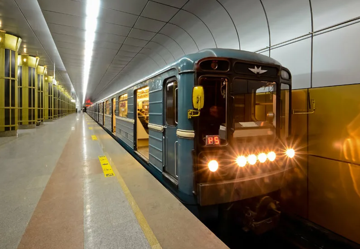 Метро сток. Станция метро Золотая Нива Новосибирск. Золотая Нива (станция метро). Станция МИТРО. Поезд метро.