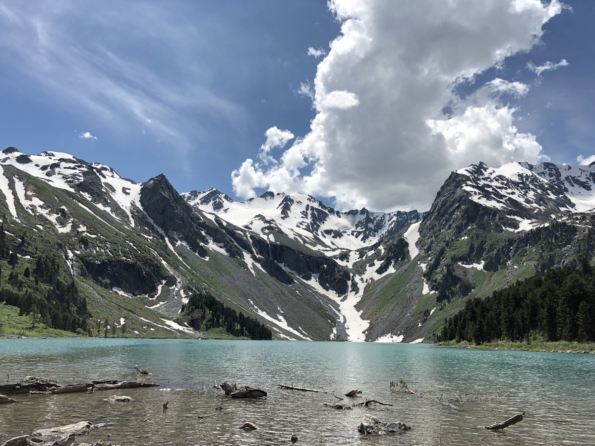 Вокруг озера расположено несколько водопадов, но подойти к ним не было возможности.