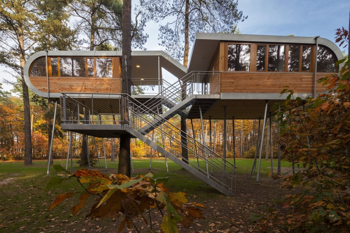 24 домики на дереве. Дом на дереве (Treehouse) Баумраум. ЭКОДОМ на дереве, Бельгия. Домик на высоких сваях. Необычный дом на сваях.