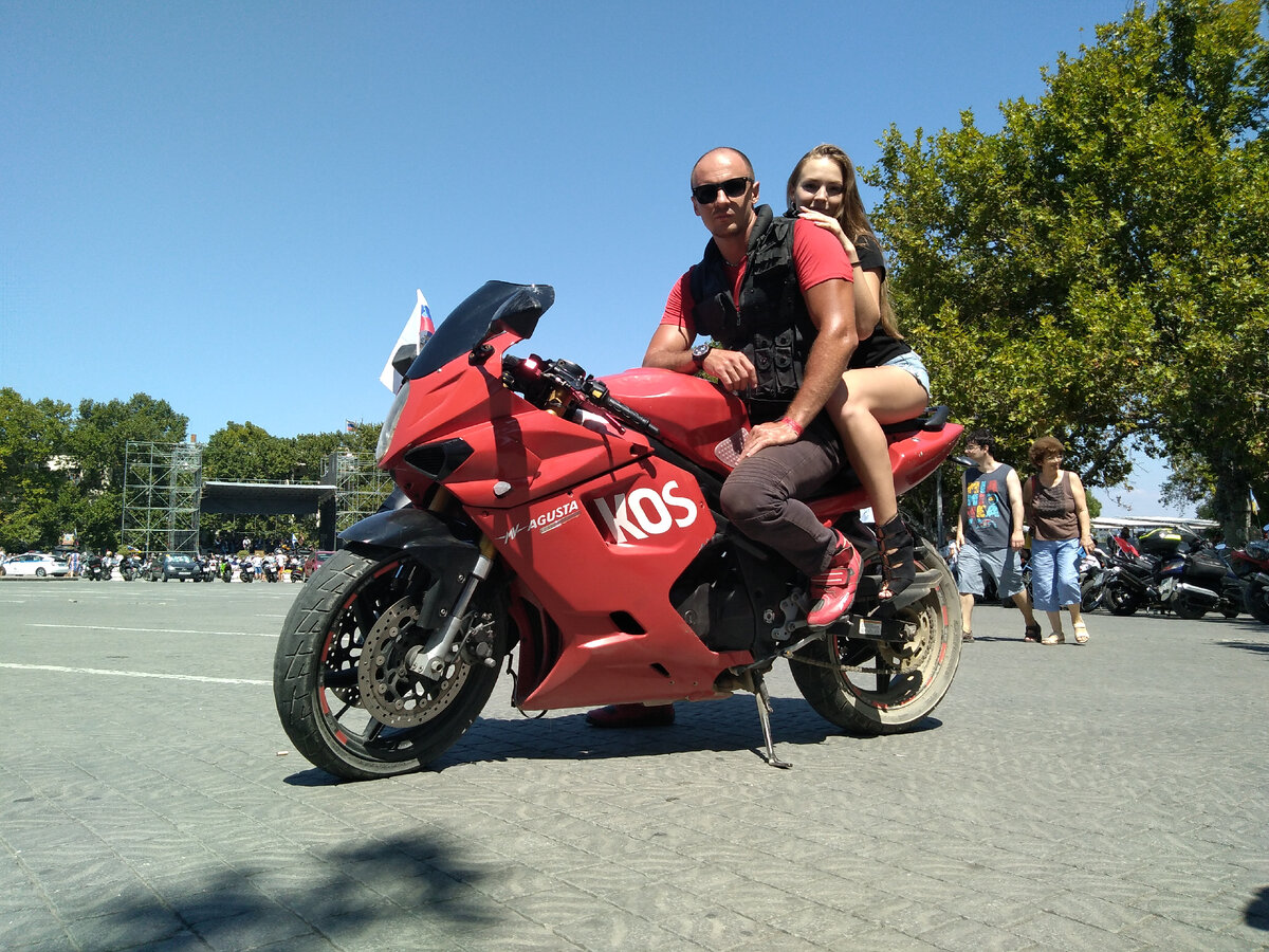 В Крыму мы с супругой много путешествуем. Причем, сезон открываем уже в феврале. А иногда его и не закрываем ;-)