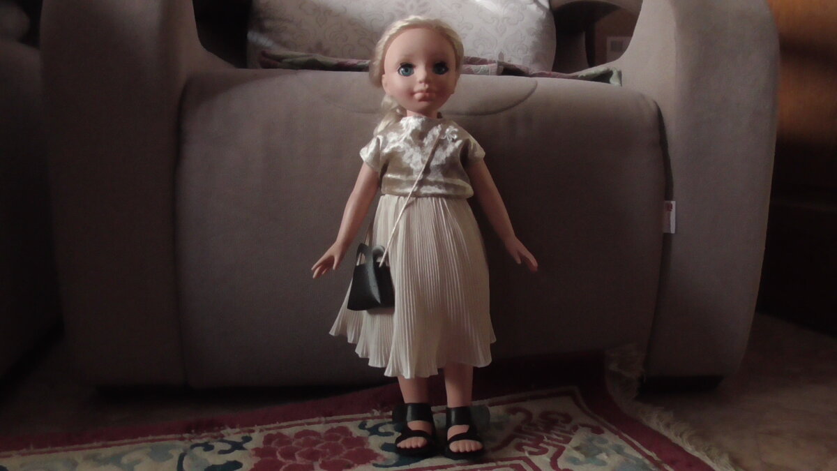 Эсна с новой ( функциональной) сумкой.