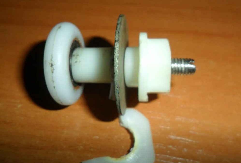 Сломанное колесо от дверцы душевой кабины.