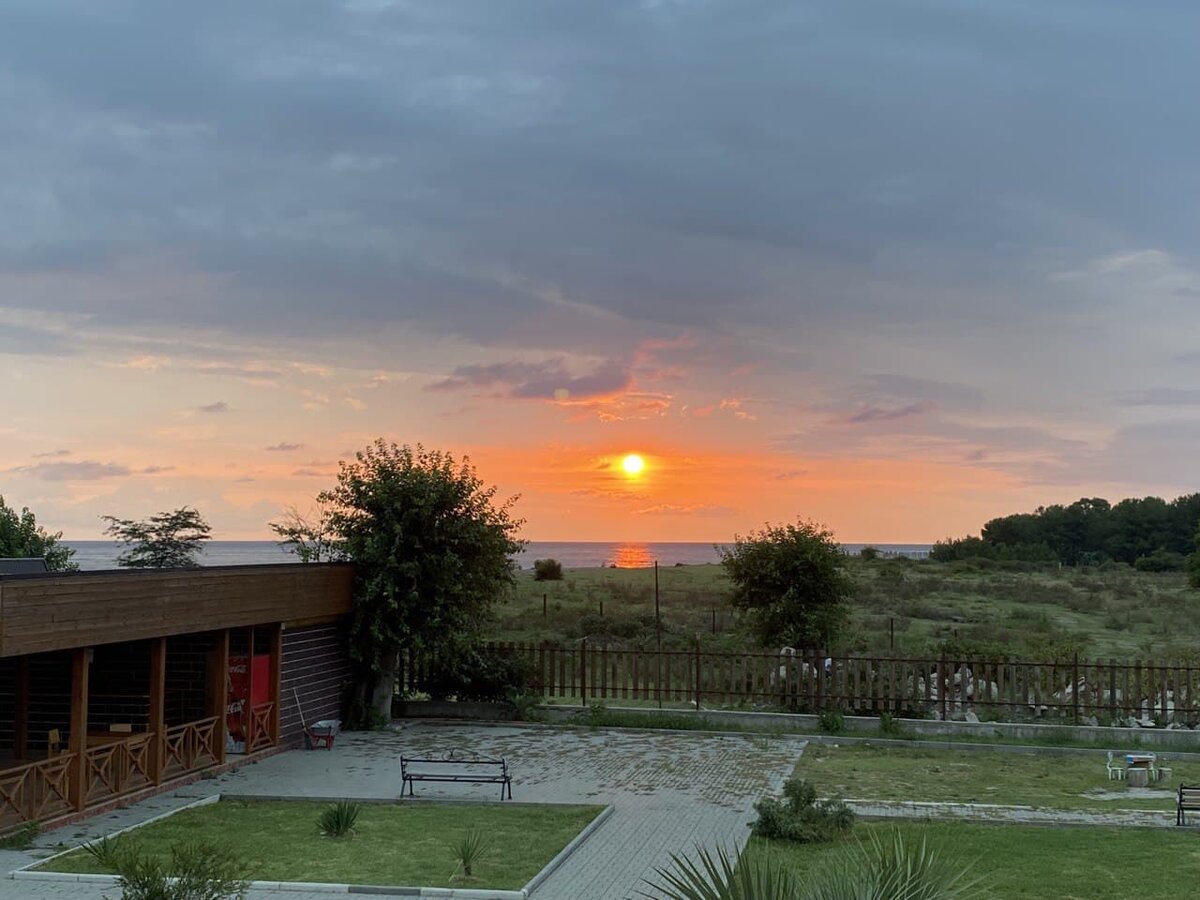 Двор отеля. закат