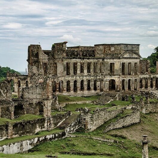 Руины дворца Сан-Суси на острове Гаити (fishki.net)