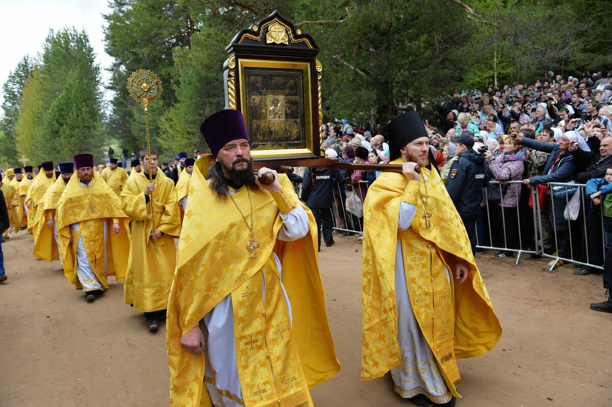 Христианский святой Николай Чудотворец, Угодник Божиий, архиепископ Мир Ликийский, живший в IV веке в период Римской империи, за свое доброе сердце и непрестанную помощь больным, сиротам, путешественникам, детям и вообще всем, кто к нему обращается, удостоился особых милостей от Господа. ЛИСТАЙТЕ ГАЛЕРЕЮ С ФОТО ВПРАВО! Источники:
https://foto.patriarchia.ru/news/patriarshee-sluzhenie-v-den-pamyati-svyatitelya-nikolaya-chudotvortsa-v-aleksandro-nevskom-skitu-2020-12-19/
https://foto.patriarchia.ru/news/patriarshiy-vizit-v-vyatskuyu-mitropoliyu-velikoretskiy-krestnyy-khod-liturgiya-na-beregu-r-velikoy/
