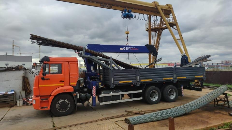 Погрузка арматуры длиной 11,7 метров на манипулятор с "катюшей"