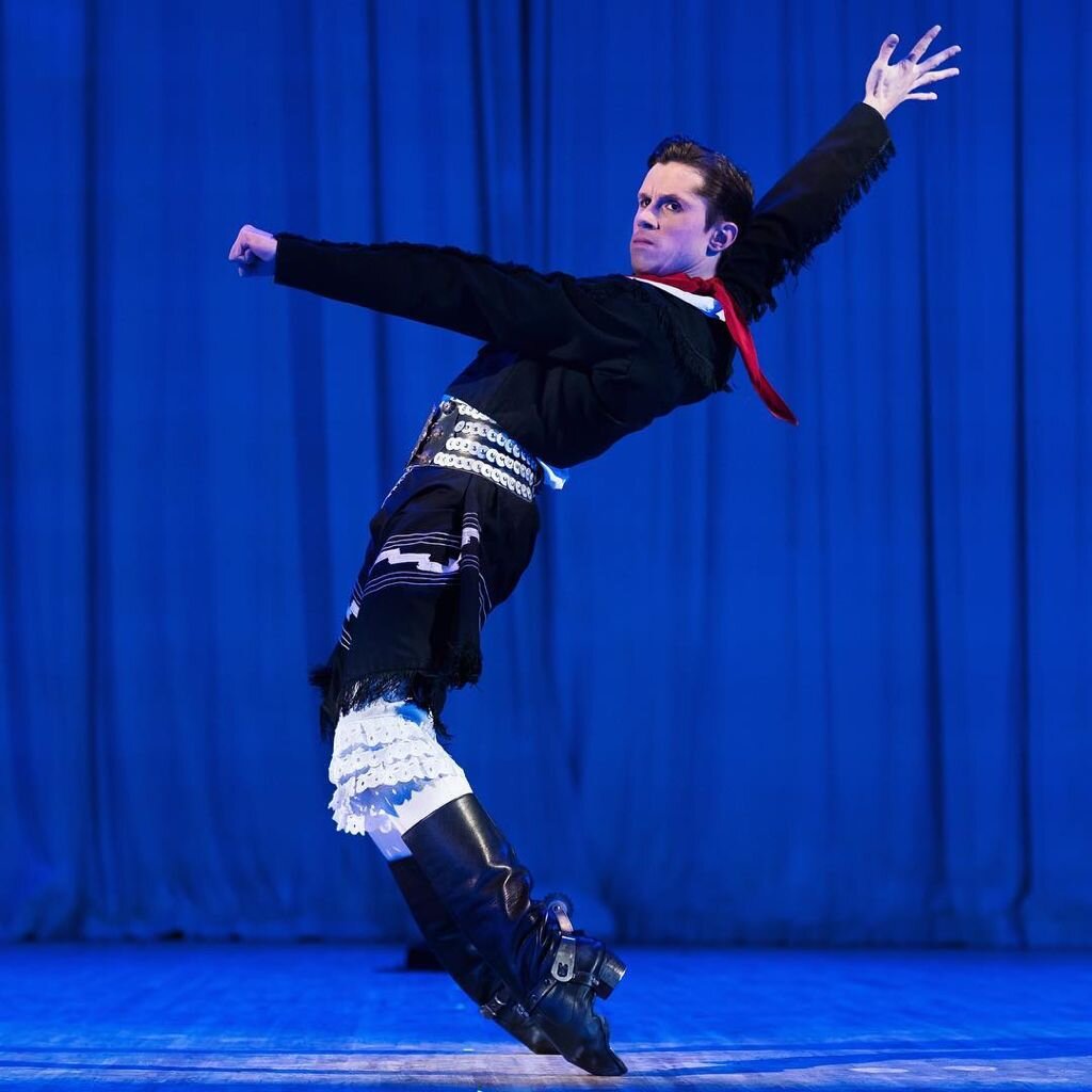 Танец аргентинских пастухов "Гаучо" исполняет Народный артист России Александр Тихонов. 