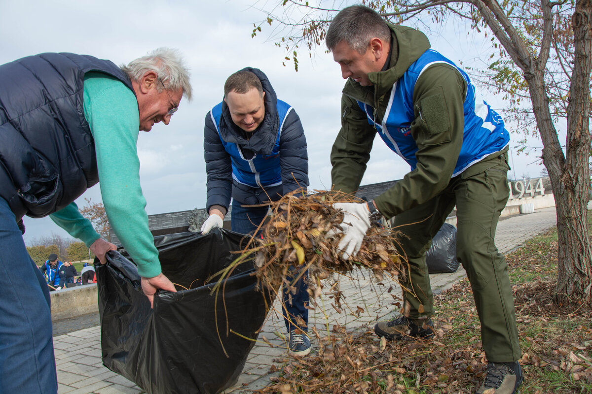 «Утилизаторы» мусора — депутаты  В. Рогатин, А. Гусев и Г. Шаповалов