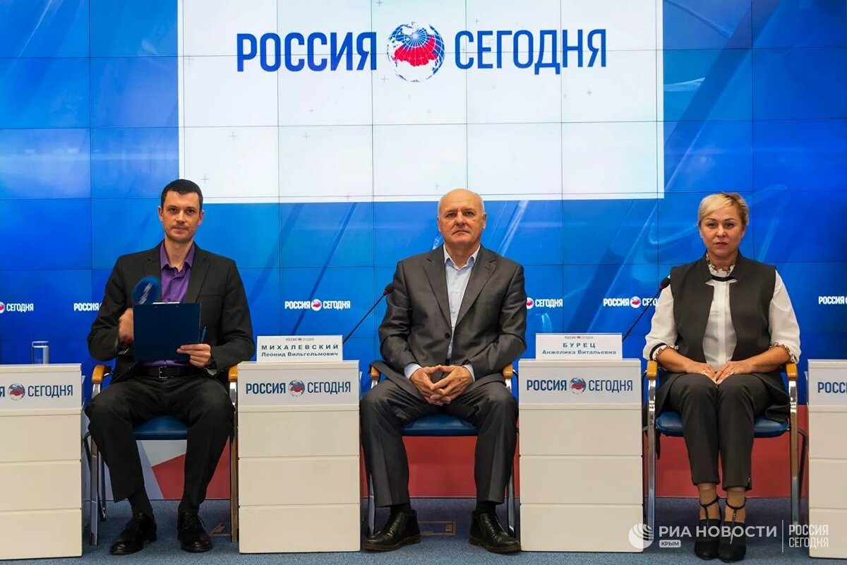 Л. Михалевский и А. Бурец на пресс-конференции (фото: crimea.ria.ru) 