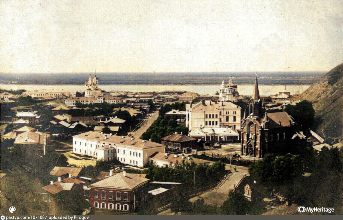 В 1586 году на берегу реки Иртыш появился новый город, который назвали Тобольском. Тобольск становится центром освоения Сибири. В далеком городе строятся первые каменные здания уже в XVII веке.