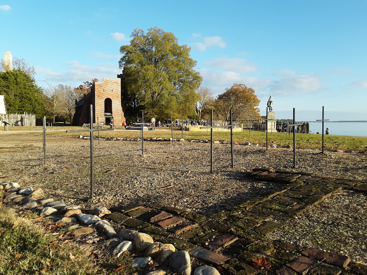 Джеймстаун, штат Вирджиния, США - первое поселение англичан в Америке. На заднем плане видна колокольня церкви, построенная в XVII веке, справа - памятник капитану Джону Смиту - первопроходцу, на переднем плане - кресты на местах захоронений первых поселенцев-англичан. Фото автора статьи The ЖурнальчиК. 