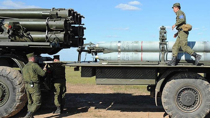 РСЗО Семейства Торнадо начали разрабатывать в 2012 году на базе систем "Град" и "Смерч". Наиболее мощный, Торнадо-С с 2017 года поступает на вооружение Западного военного округа. Фото Известия