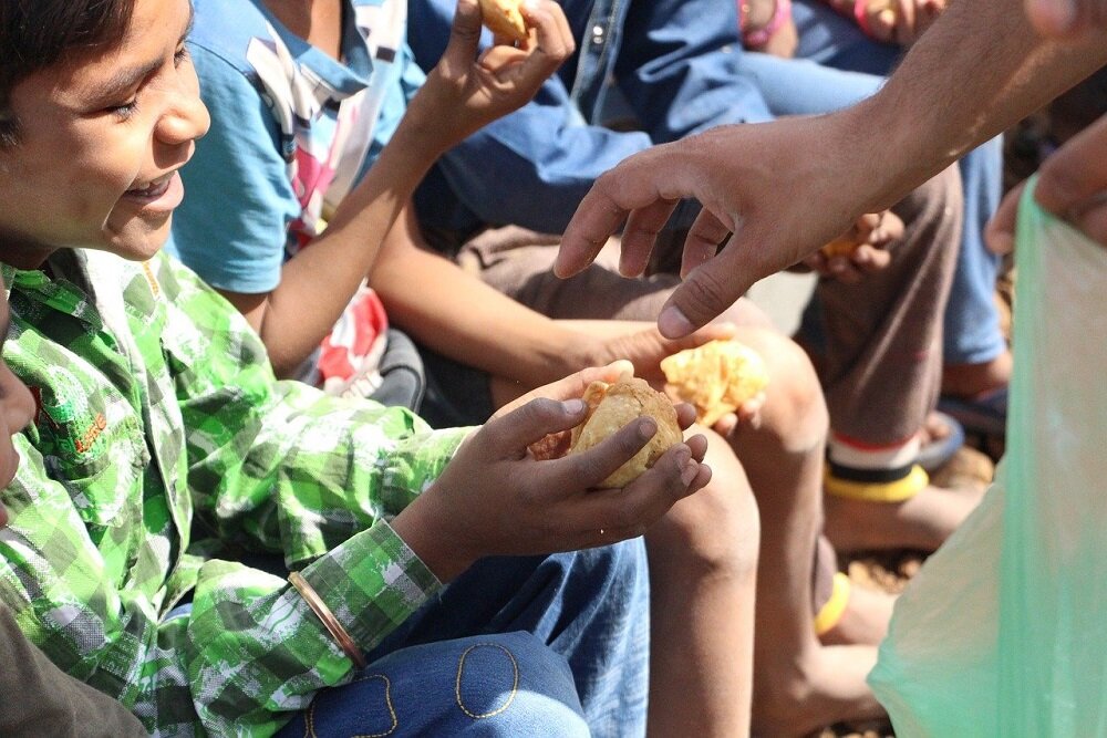 Волонтеры в борьбе с голодом. Беженцы выпрашивают еду. Продовольственная проблема.