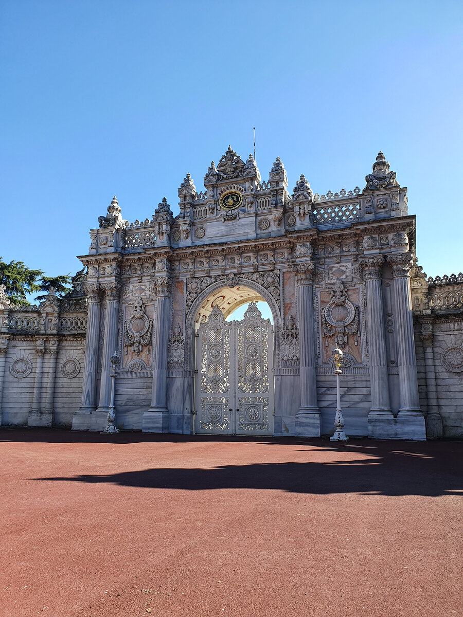 Стамбул. Ворота дворца Dolmabahçe Sarayı. Фото из личного архива.