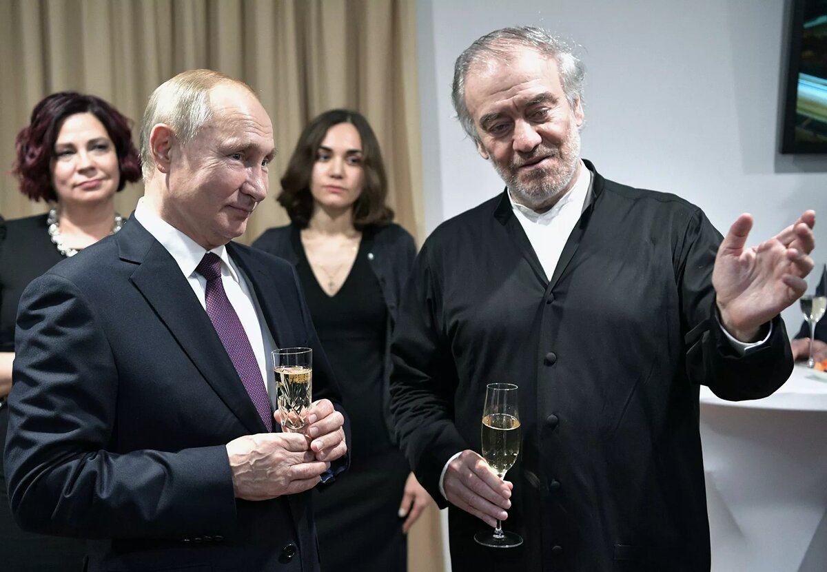 Президент России Владимир Путин и художественный руководитель — главный дирижер Мариинского театра Валерий Гергиев во время встречи с лауреатами XVI конкурса имени П. И. Чайковского