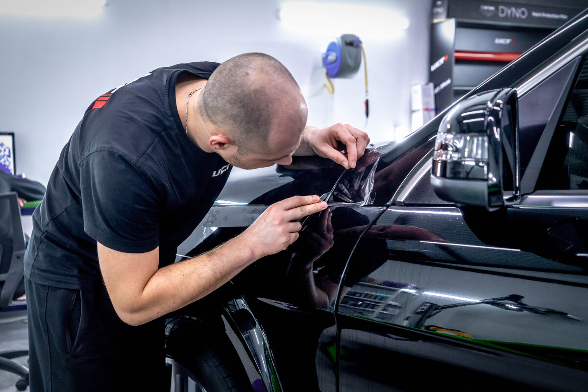 Процесс оклейки в полиуретановую пленку