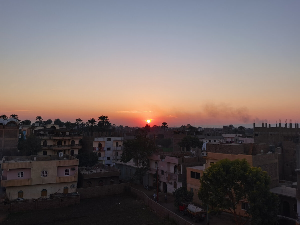Солнце садиться над городом