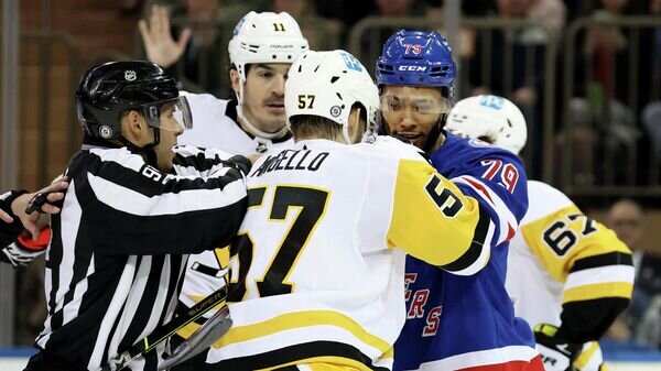    Игровой момент в матче "Нью-Йорк Рейнджерс" - "Бостон Брюинз"© REUTERS / Brad Penner