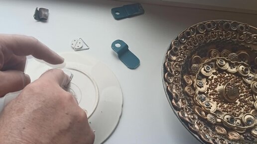 Как правильно повесить декоративную тарелку на стену: держатель и крепление для керамических тарелок