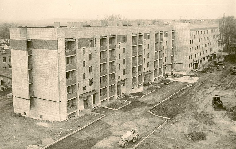 Фото https://commons.wikimedia.org/wiki/File:Yasnogorsk._Dom_MZK.jpg?uselang=ru, автор  Sorovas