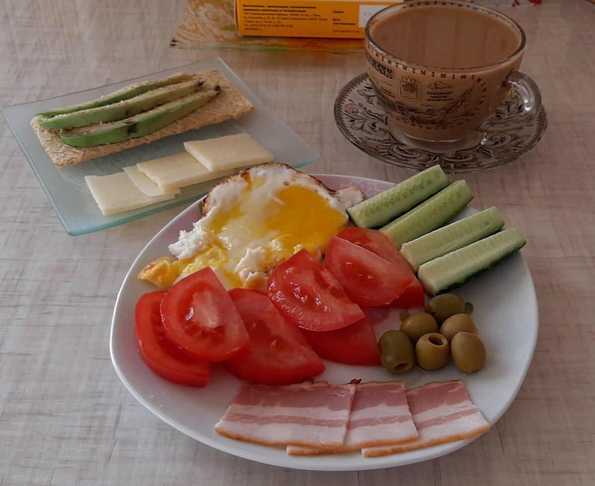 Завтрак в основном стандартный. Сократила хлебцы. К кофе сыр Пармезан.