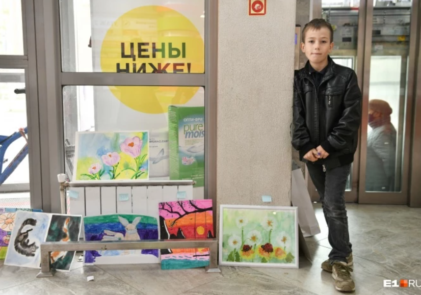 Дима продает свои картины на первом этаже ТЦ