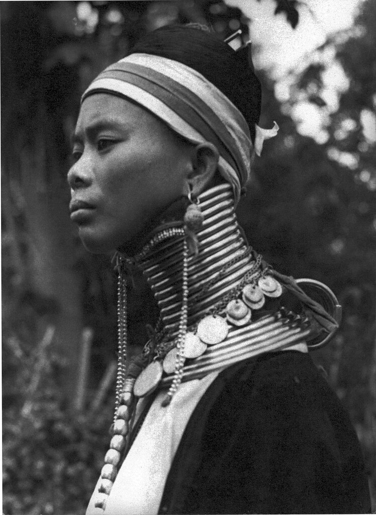 Длинные шеи в африке. Африканское племя Падаунг. Племя Падаунг Бирма. Женщины Падаунг. Африканские женщины.