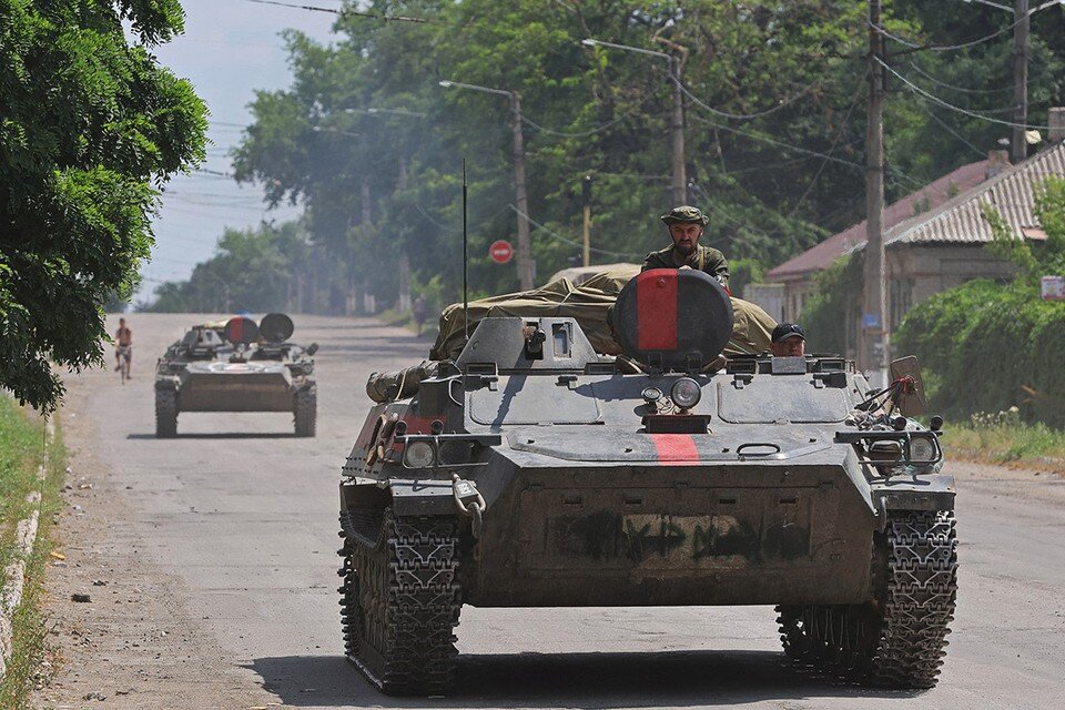     Бронетехника в освобожденном Лисичанске, ЛНР.  REUTERS