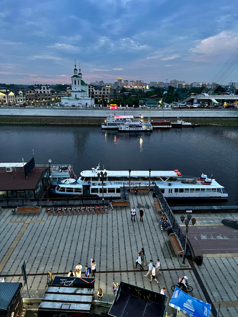 Вот такой вид открывается с верхнего уровня набережной