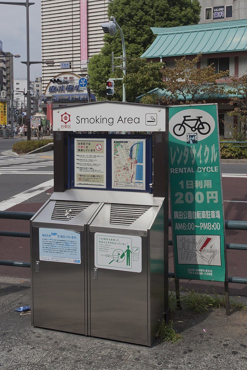 By Laurent Neyssensas from Nantes, France - Tokyo2010_MG_6154-1, CC BY 2.0, https://commons.wikimedia.org/w/index.php?curid=54436273. Зона для курения, Токио, Япония. 2010 год
