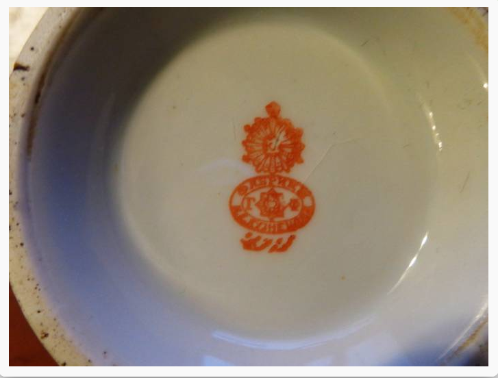 Клеймо кОсы (кясы) от И.Е. Кузнецова с литерами "Г.Ф" (т.е. "ГрУзинский фарфор") и арабской вязью. До мая 1913-го года. Фото взято из свободного доступа в интернете. 