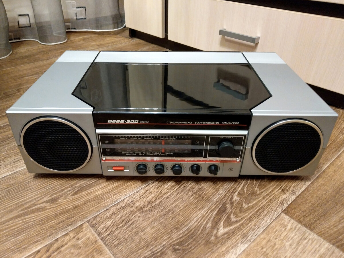 Стационарная полупроводниковая радиола третьего класса ''Вега-300-стерео''