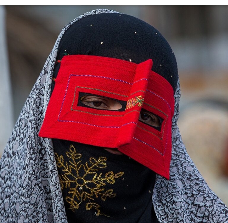 Иранская женщина в маске-бурке. Фото из открытых источников 