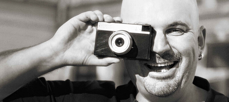 Фото из старого ЖЖ автора - https://shamansky.livejournal.com/464235.html. На фото - автор и фотоаппарат "Смена 8М"