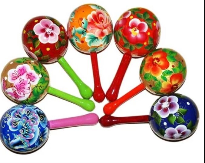 Фото из открытых источников. Русская народная деревянная погремушка расписная.