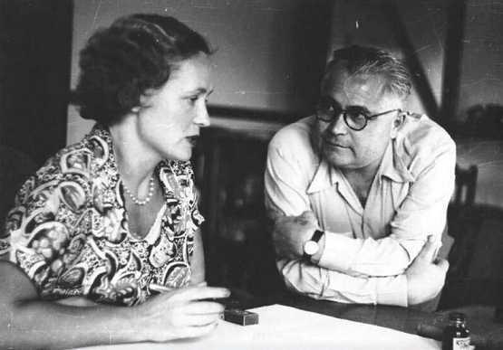 В разговорах с супругой приходилось соблюдать особую осторожность.