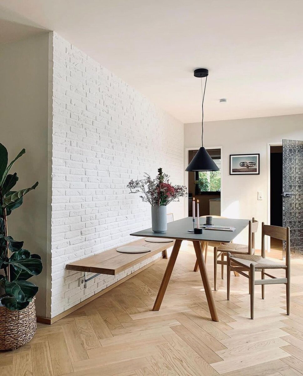 А тут в вазе — сухоцветы. Тоже выглядит красиво. Из необычных деталей — деревянная скамья в дополнение к стульям