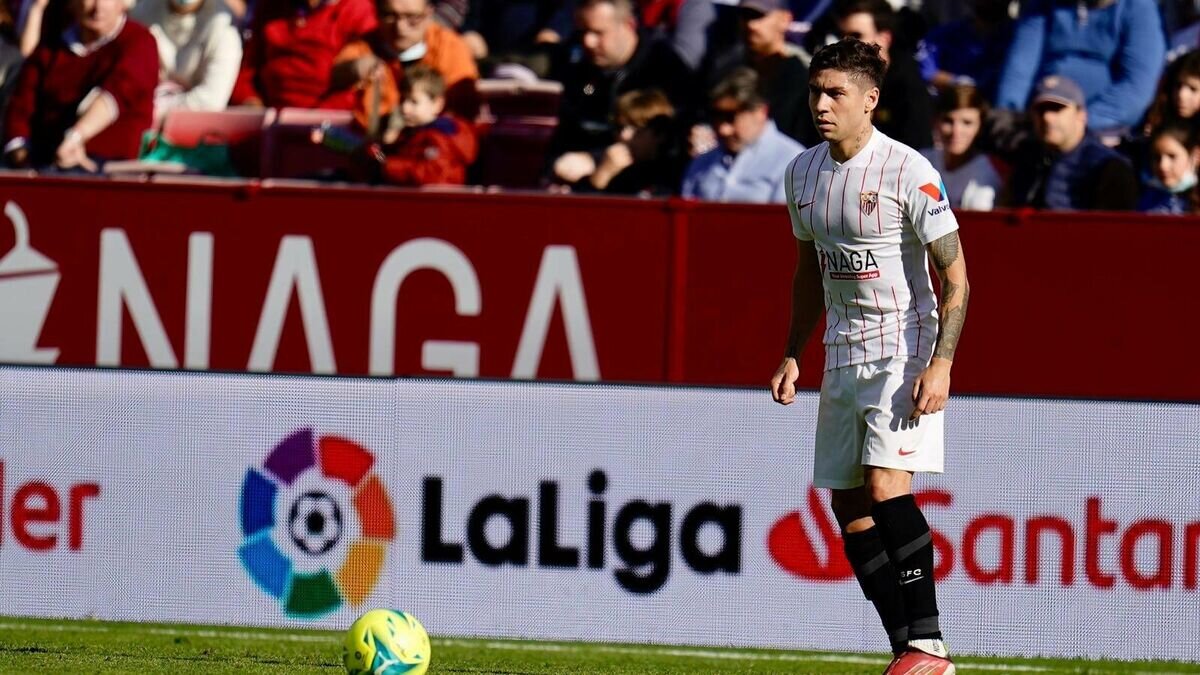    Полузащитник "Севильи" Лукас Окампос© официальный твиттер клуба "Севилья"