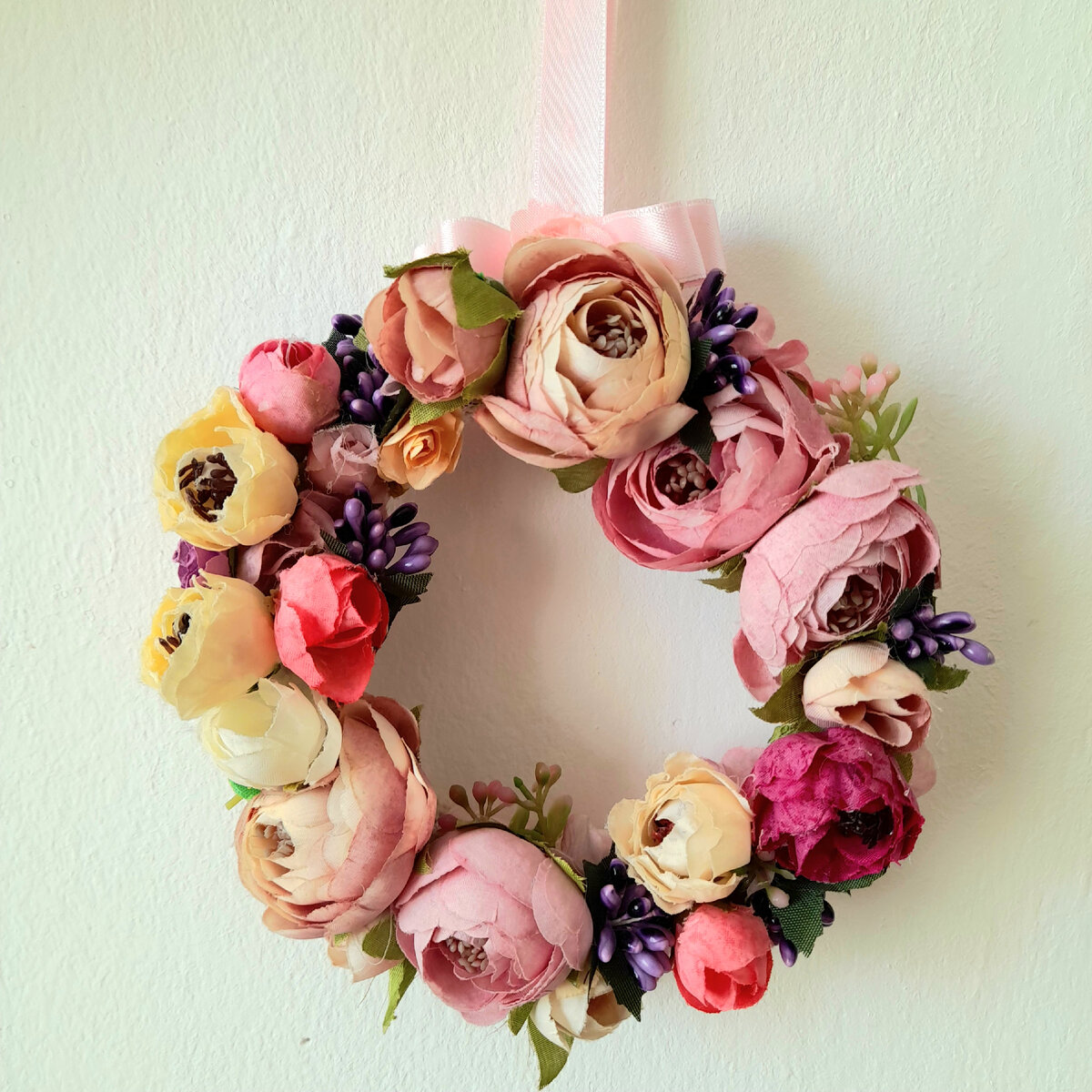 Маленький веночек с розами в стилке шебби-шик. Такие веночки хороши, как миниатюрные, небольшие, вот и мой  11х 11 см