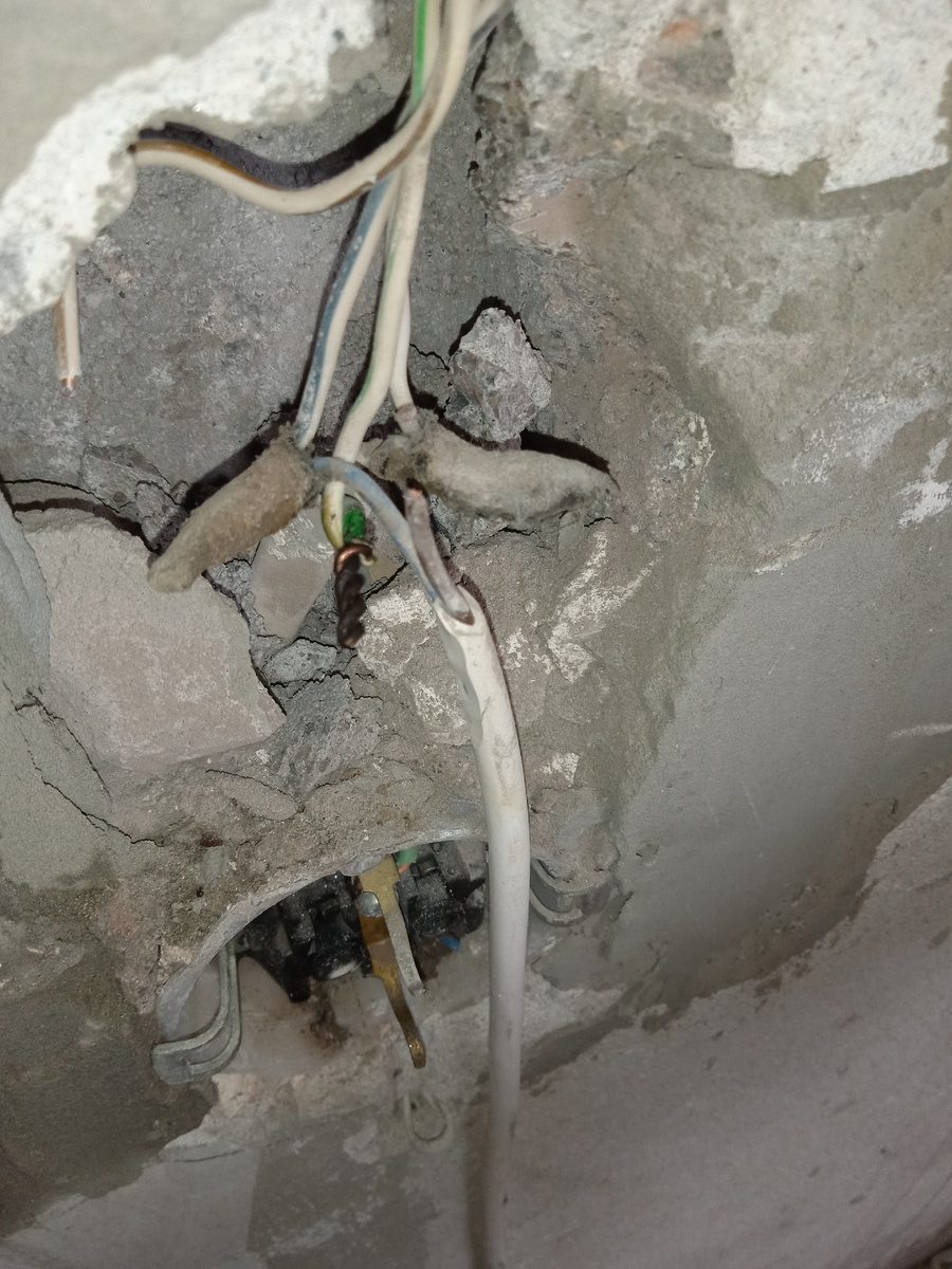 Вот такие сюрпризы всегда встречаются в старых домах.