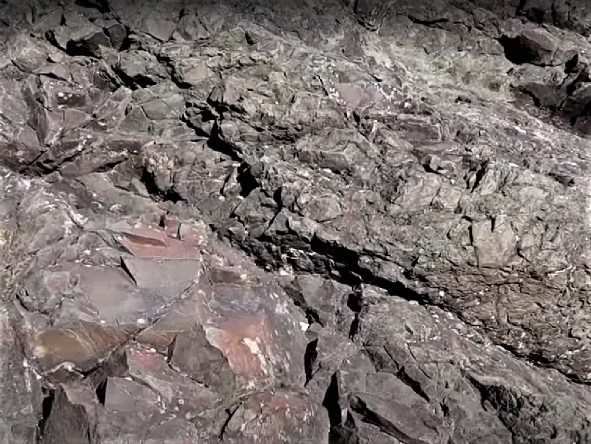 Вулкан сформирован базальтовыми породами, которые при извержении имели температуру 1200 градусов