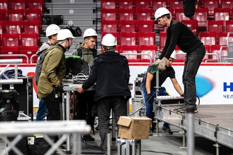    Арену готовят для яркого спортивного шоу