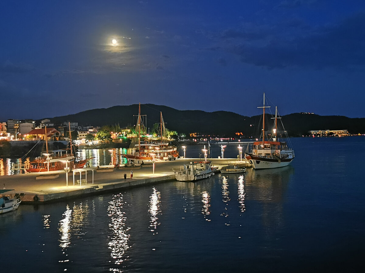 По вечерам было отлично гулять по Нео Мармарасу, любуясь на корабли.