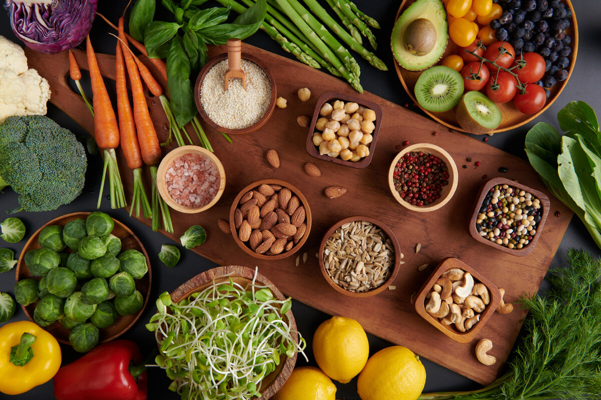 <a href="https://ru.freepik.com/free-photo/different-vegetables-seeds-and-fruits-on-table-healthy-diet-flat-lay-top-view_13807927.htm#query=healthy%20eating&position=1&from_view=keyword">Изображение от jcomp</a> на Freepik