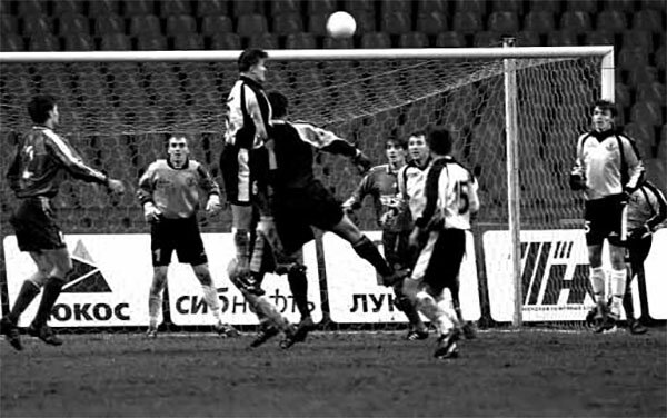 «Торпедо» - «Торпедо-ЗИЛ» (Москва) - 1:0. На последних секундах игры в штрафную площадь автозаводцев прибежал на подачу углового голкипер «Торпедо-ЗИЛ» Андрей Новосадов. Слева направо в белых футболках торпедовцы Валерий Воробьёв (вратарь), Александр Лухвич (№6), Андрей Гашкин, Карен Оганян (№15) и Вячеслав Даев.